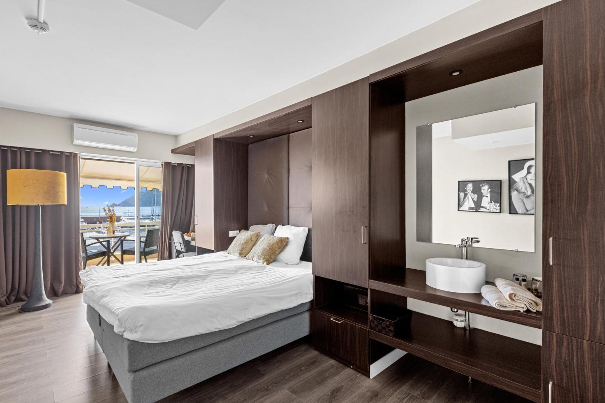 Riviera Beach Hotel Мандельё-ла-Напуль Экстерьер фото
